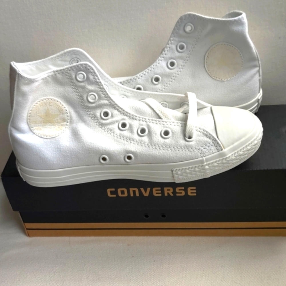 Converse Sneakers Hi-Tops White Youth Size 3 New in Box